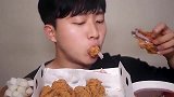韩国花美男挑战美味大鸡腿，连骨头都不放过，超满足