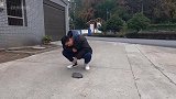 哇塞！一个打四个！太震撼了！这才是真正的猛男！