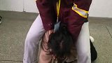 两个姑娘抢糖吃，好逗呀！