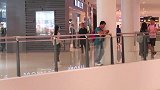 在路人身后疯狂的跳舞，路人却无动于衷