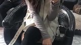 后面的大叔你那是什么眼神，小姐姐身材这么好