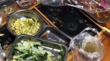 鳄鱼趴在出入口，男子吓得站在桌上