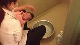 专业月嫂讲解示范如何给新生儿洗头,宝宝被她洗绝对是一种享受！