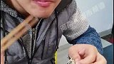 男子吃完条鲫鱼，把鱼刺排的整整齐齐真没有强迫症搞笑强迫症