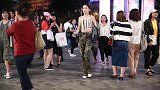 高挑妹子的迷彩裤帅气逼人，一定是个说一不二的女人
