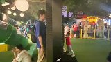 男子在公园里玩耍