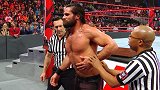 RAW第1337期赛后未播画面 裁判搀扶罗林斯艰难退场
