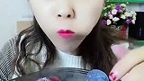 吃冰小姐姐，这次吃的蓝莓和葡萄冰块，吃得太脆了