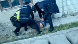 直击警方缉毒现场：毒贩锁死车门负隅顽抗 民警鸣枪后束手就擒