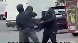 比甲前锋当街遭5人劫走劳力士