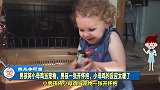 男孩将小母鸡当宠物，男孩一张开怀抱，小母鸡的反应太暖了