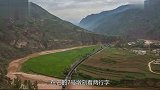 火车经过这座大桥时，为何都要鸣笛致敬30秒，原因让人悲痛