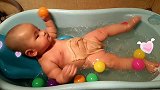 小宝宝洗澡的时候好可爱，接下来的反应真萌！