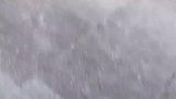 爷爷奶奶去接小孙女回家，结果孙女绕开张开双臂的爷爷跑向奶奶