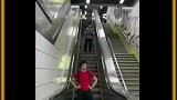 小伙电梯上整蛊路人，这演的也太逼真了