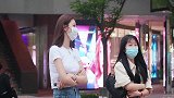 街拍：穿小白T恤的模特小姐姐，戴口罩显气质摘了活泼，美极了