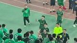 王钰栋赛后谢场时疑似与自家球迷发生口角