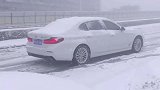 这就是不能买后驱车的原因，大雪过后，宝马也得趴窝