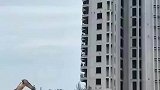高楼建好就拆除，网友见状议论纷纷