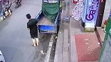 谁家额三轮车，碰完就想逃跑