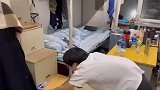 男子在宿舍挑战，水瓶丢上楼梯摆好