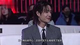 王一博突然低头偷笑，一旁肖战马上凑近，太甜了