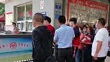 俩小伙高考迟到十七分钟, 任凭父母苦苦请求, 就是不让进去