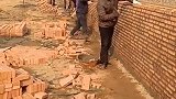 村里一群老头比赛砌砖，看起来势均力敌，不得不说手法都很厉害