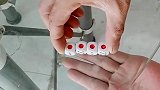 骰子穿越玻璃桌，看完你就知道魔术有多神奇！