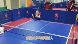 下个世界冠军王楠陪女儿打乒乓球，岁笑笑天赋过人秒杀妈妈