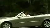 老太太怒击无良奔驰车 气囊离奇迸发