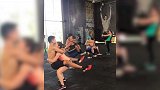 健身房也虐单身狗 抱球练深蹲负气出走