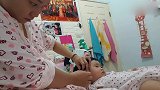 妈妈给挖耳朵，小宝宝这既享受又紧张的小表情真是真是萌翻了