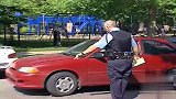 恶搞：妹子为了能脱身承认自己是歌手，没想到要被人这样验证