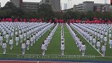 美国教师第一次来中国，看到学校操场时懵掉，这是中国课间操？