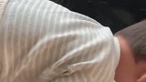 双胞胎弟弟自己爬车玩，结果尴尬了，宝宝：妈妈救我我被卡住了