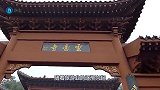 我国湖南有位“峭壁飞人”，专门帮人上龙头香，一天净赚上万元