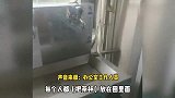 工人因未把茶杯放入指定圈里，领导把茶杯全都扔进了垃圾桶！