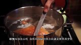 小伙用1000度的铁球烤“螃蟹”