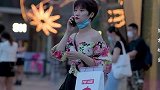 短发姑娘，穿着一双尖头细跟鞋，更显精致优雅