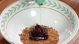 把鸡腿放进酱油里泡30分钟，出锅就是大酒店桌桌必点的招牌菜