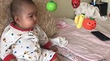妈妈给小宝宝买了玩具，宝宝居然还想张开嘴吃这玩具，好搞笑！