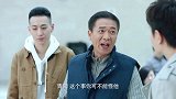 小伙赶到医院来看大爷，看到大爷受伤很不放心
