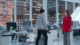 小伙下班时间还来公司做策划案，姑娘看到挺欣慰的
