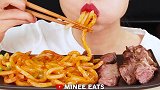 小姐姐吃面条、牛肉，发出的咀嚼声，感觉味道美滋滋