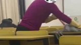 学校保洁阿姨用拖把擦桌子，习惯脸趴桌子休息的同学沉默了