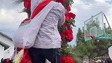 傈僳族男子赤脚表演上刀山，勤劳勇敢的民族