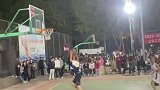 高校女生篮球比赛，男生集体做俯卧撑当啦啦队
