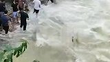 南昌暴雨后水库游鱼泛滥 市民排队捕捞：已经捞了几万斤了