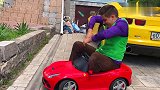 趣味游戏：搞怪大叔修理故障的红色玩具车